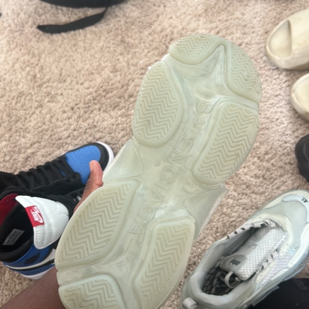 these shoes may look a little worn but they are not in person it’s the rubber. - Picture 2 of 3